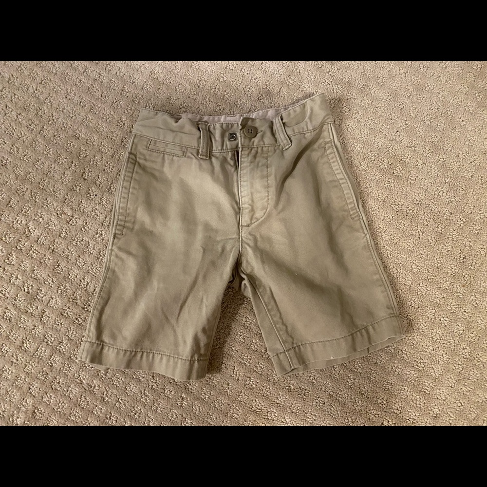 Gap kids khaki shorts. Boys size 6.